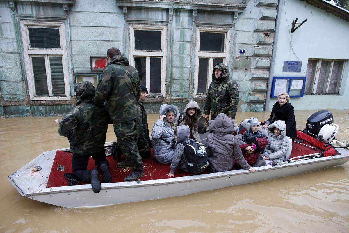 Die Zahl der Hochwassertoten in Serbien ist am Montag auf 19 gestiegen. In der Kleinstadt Sabac wurden zwei weitere Leichen entdeckt. Im Bild: Evakuierungs-Szenen aus Obrenovac, Serbien.