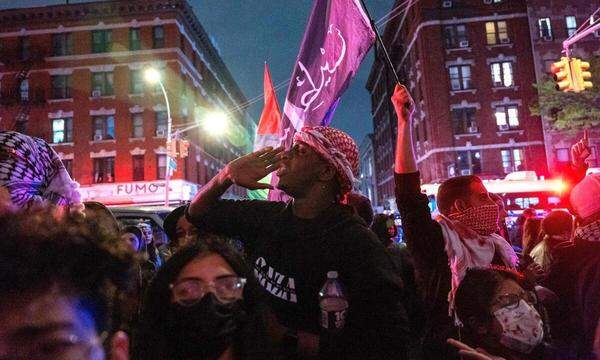 Demonstranten vor den Toren der City University in New York am Dienstagabend