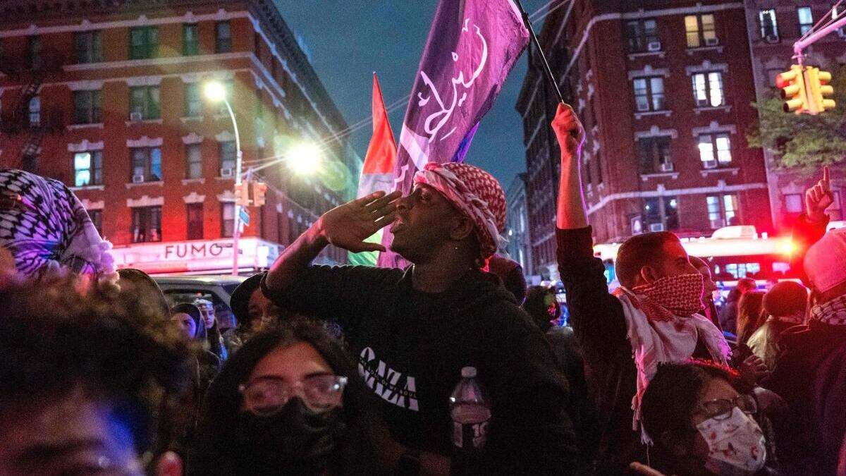 Demonstranten vor den Toren der City University in New York am Dienstagabend