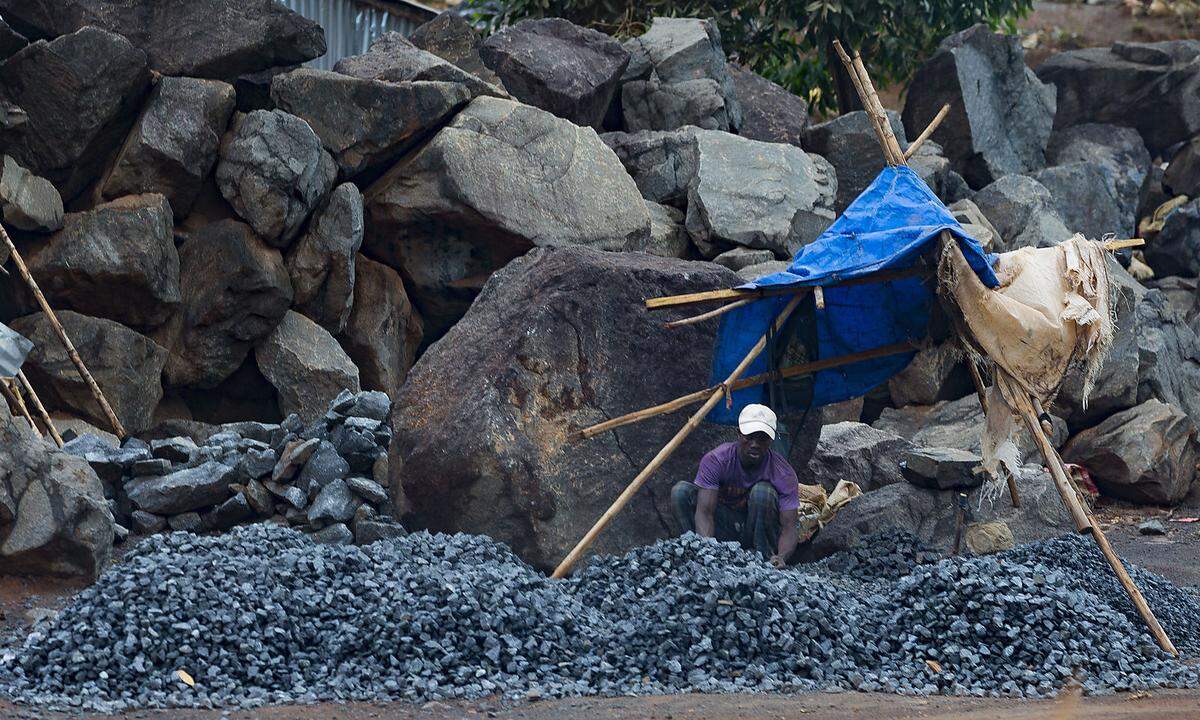 Sierra Leone befindet sich nach Rückschlägen wieder etwas im Aufbau. Das Land ist zumindest reich an Rohstoffen - von Bauxit bis Diamanten.