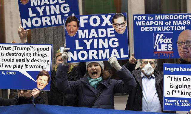 Proteste gegen die durch Fox News verbreiteten Lügen.