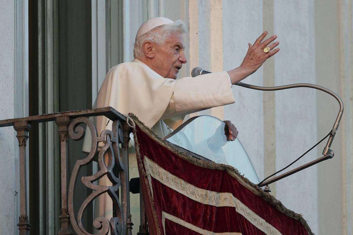 Kurz darauf zeigte er sich vom Außenbalkon des päpstlichen Palasts und grüßte die jubelnde Menschenmenge. "Benedetto! Benedetto!", skandierten die Gläubigen.