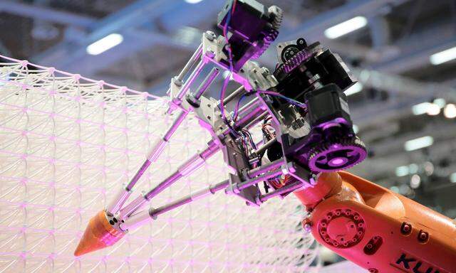 Ein Roboter der Firma Kuka mit Spezialaufsatz beim 3D Druck auf der CUBE Tech Fair am 11 05 2017 in