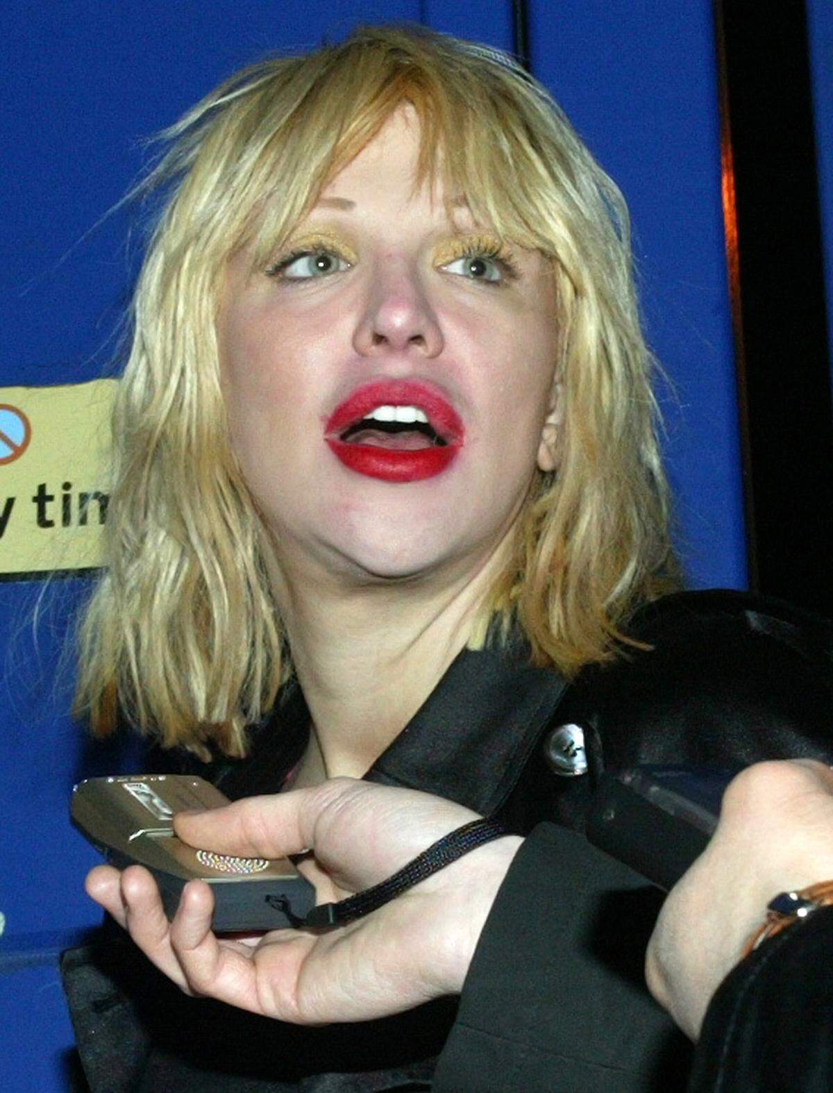 Keine gute Kombination: Courtney Love mit gelbem Lidschatten und verschmiertem Lippenstift.