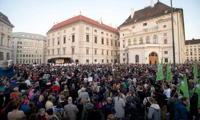 Der Protestzug wird über den Gürtel, die Burggasse und die Wiener Ringstraße auf den Heldenplatz ziehen. Im Bild: Donnerstagsdemonstration am Ballhausplatz.