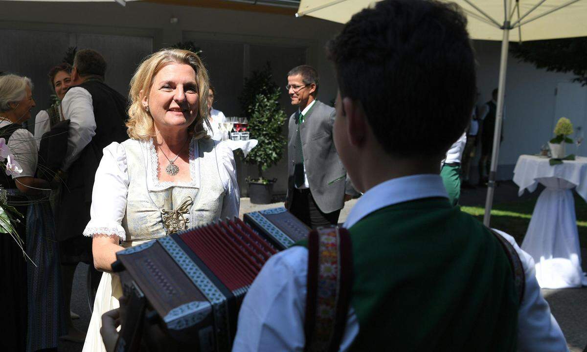 Die österreichische Außenministerin Karin Kneissl heiratet in Gamlitz, in der Steiermark. 100 Gäste werden bei der Hochzeit erwartet, darunter auch Wladimir Putin. Dieser wird  erst bei der eigentlichen Hochzeitslocation, beim Gasthaus Tscheppe, zur Gesellschaft stoßen.