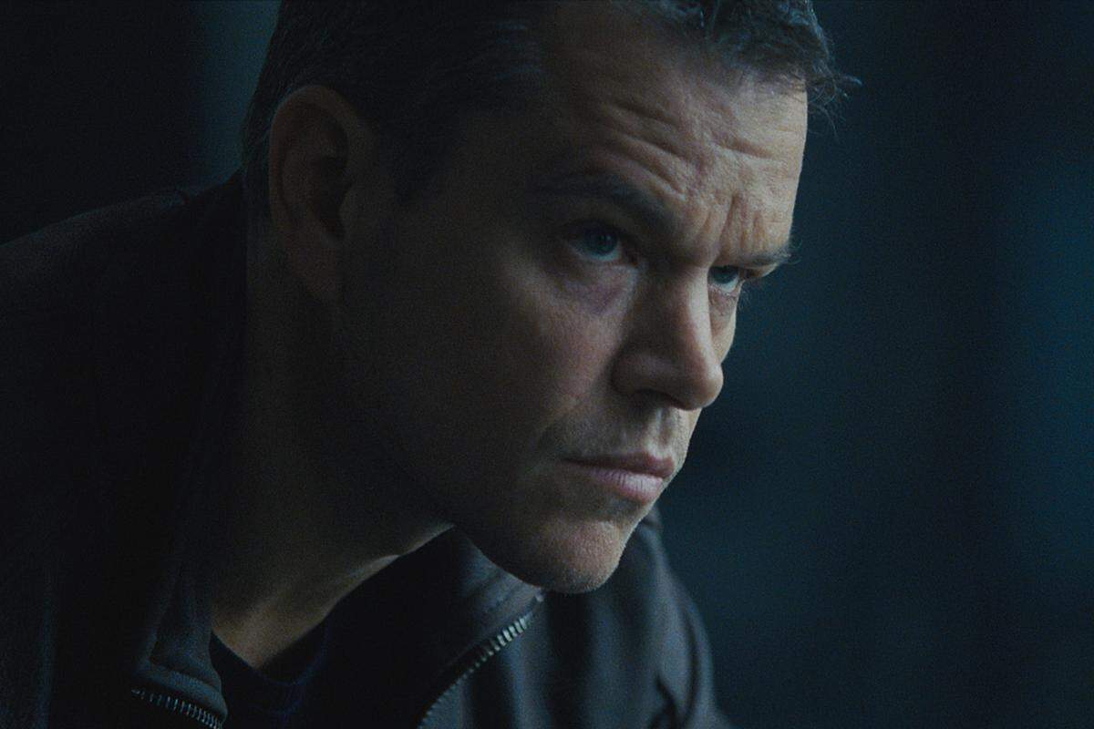 Filmstart: 11. August 2016 Aus dem ersten Teaser, der zum Super-Bowl veröffentlicht wurde, wissen wir: Jason Bourne (Matt Damon) boxt jetzt. Die bis dahin namenlose Fortsetzung heißt schlicht "Jason Bourne". Und es dürfte wieder superviel Action geben. "The world is at war. We need the perfect weapon", sagt eine Frauenstimme. Sie gehört Alicia Vikander, die im Film eine Cyber-Spezialistin spielt. Regie führte Paul Greengrass, der damit bereits seinen dritten "Bourne"-Film inszeniert.