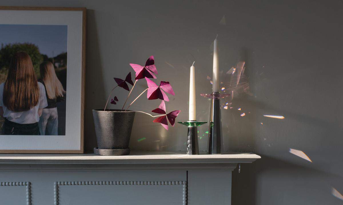 Der norwegische Designer Kim Thomé, der in Margate, Großbritannien, wohnt, mag es verspielt und setzt oft auf experimentelle Effekte, die wie optische Täuschungen wirken. Sein Kaminsims zieren Kerzenhalter der "Plinth"-Kollektion.