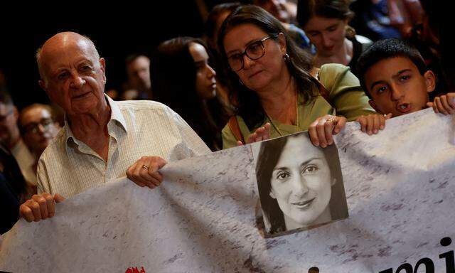 Michael Vella und Mandy Mallia, der Vater und die Schwester der ermordeten maltesischen Journalistin Daphne Caruana Galizia, bei einem Protestmarsch am 16. Oktober in La Valetta.