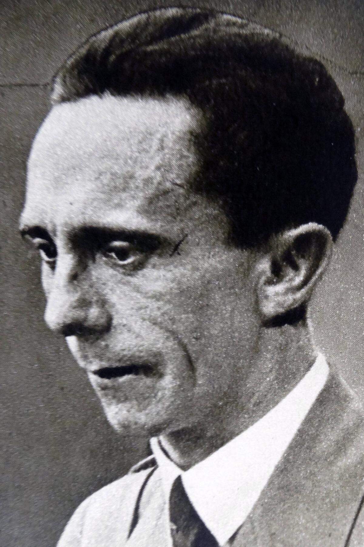 Der deutsche NS-Reichspropagandaminister Joseph Goebbels hält am 18. Februar 1943 die „Sportpalastrede". Benannt nach dem Ort der Ansprache, dem Berliner Sportpalast, versucht er die Bevölkerung in 109 Minuten davon zu überzeugen, trotz der absehbaren Niederlage den Zweiten Weltkrieg weiterzuführen. Dazu stellt er zehn rhetorische Fragen, darunter: „Wollt Ihr den totalen Krieg?“ Besonders bekannt ist das Ende der Rede: „Der Führer hat befohlen, wir werden ihm folgen. (…) Und darum lautet von jetzt ab die Parole: Nun, Volk, steh auf, und Sturm, brich los!“