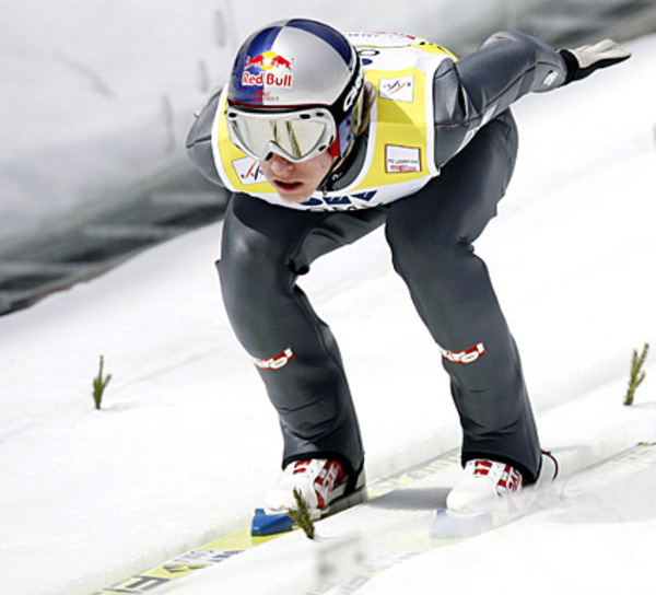 Nur fünf Tage später gewann der Tiroler das Skifliegen in Planica und kürte sich somit zum alleinigen Rekordhalter bei Saisonsiegen. Es war der 13. Weltcupsieg dieses Winters und sein 24. überhaupt.