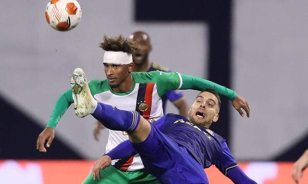 Emanuel Aiwu bewies gegen Dinamo Zweikampfhärte, einmal unbeabsichtigt auch gegen Teamkollegen Martin Moormann.  