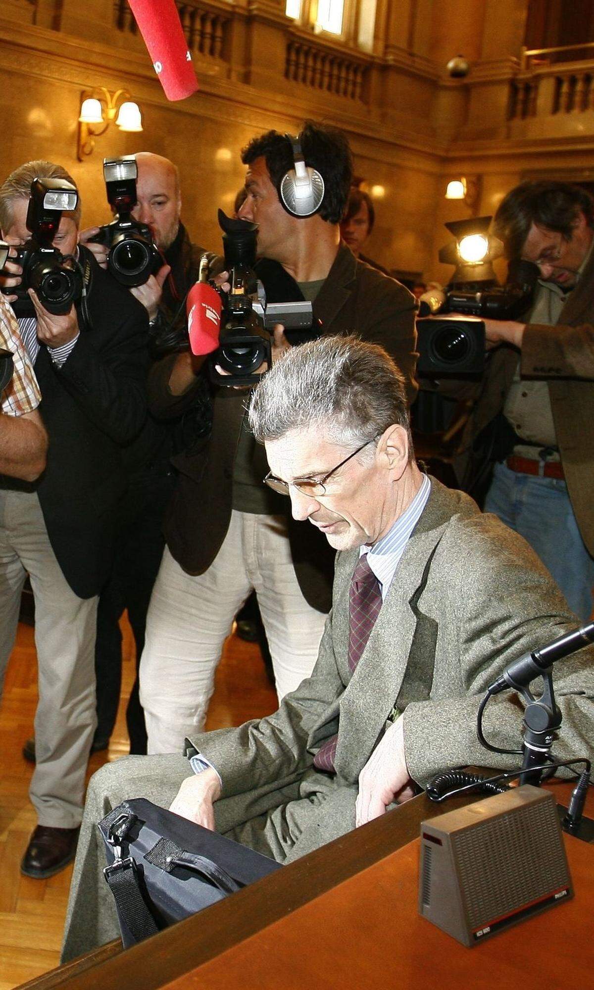Der Ex-Nationalratsabgeordnete der FPÖ wurde 2006 wegen NS-Wiederbetätigung zu einem Jahr bedingter Freiheitsstrafe verurteilt. Er hatte in Interviews Zweifel an der Existenz von Gaskammern geäußert.