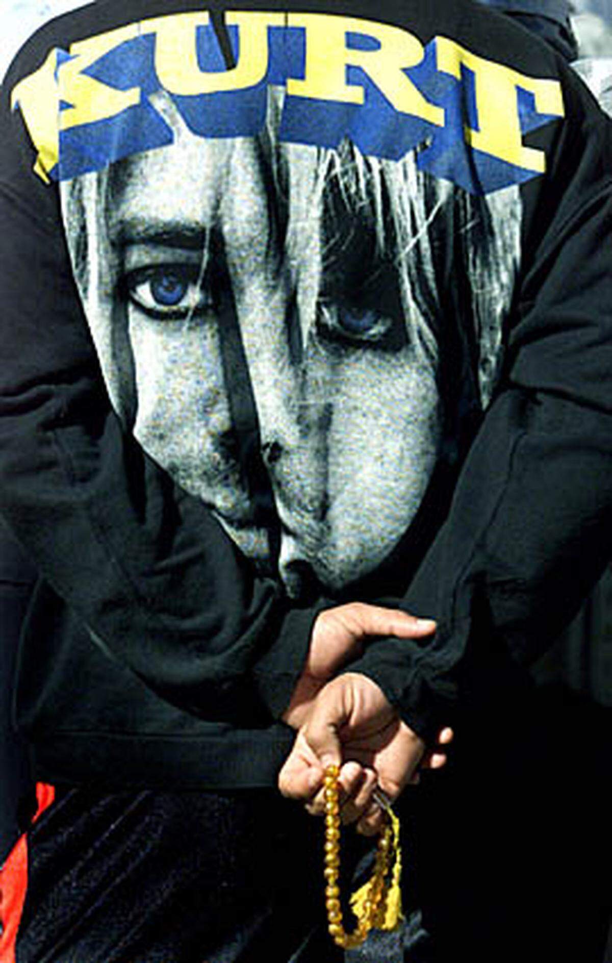 Unzählige Verschwörungstheorien um den Tod des Idols sind seitdem entstanden: Über einen Auftragsmord ist ebenso die Rede, wie davon, dass er sich durch das Heroin und die zusätzliche Einnahme von Diazepam gar nicht erschießen hätte können. Die Böse Rolle in diversen Spekulationen übernimmt dabei meist Cobains Witwe Courtney Love.