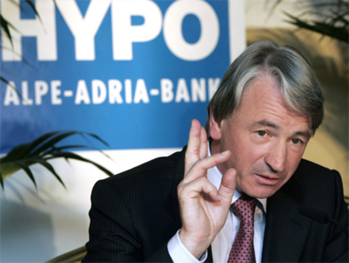 Im März 2006 wurde dann bekannt, dass die Bank rund 328 Millionen Euro bei Swapgeschäften (Tauschgeschäften) „verloren“ hatte.Die Hypo Alpe-Adria hatte auf bestimmte Zinsentwicklungen gewettet – und war nicht richtig gelegen.