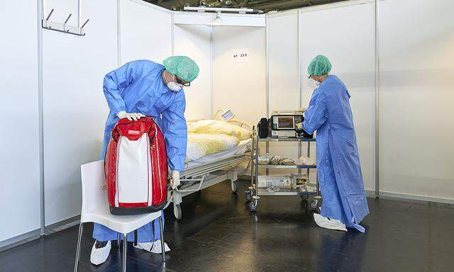 Das in der Messe Wien eingerichtete Betreuungszentrum für Covid-19-Krankheitsheitsfälle wird für eine Besiedlung vorbereitet.