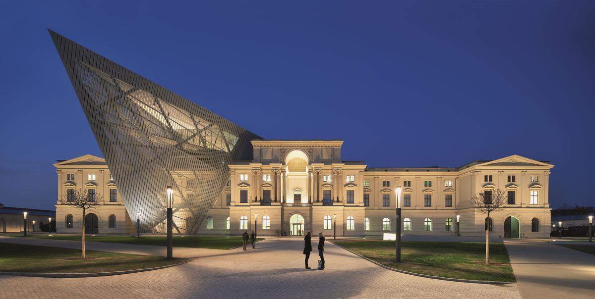 Auch beim Militärhistorischen Museum in Dresden war Daniel Libeskind im Einsatz. Gemeinsam mit HG Merz und Holzer Koller Architekturen wurde das historische Gebäude umgebaut und 2011 eröffnet.Ein imposant aus dem Altbau herausragender Stahlkeil soll an die Luftangriffe auf Dresden im Zweiten Weltkrieg erinnern. 