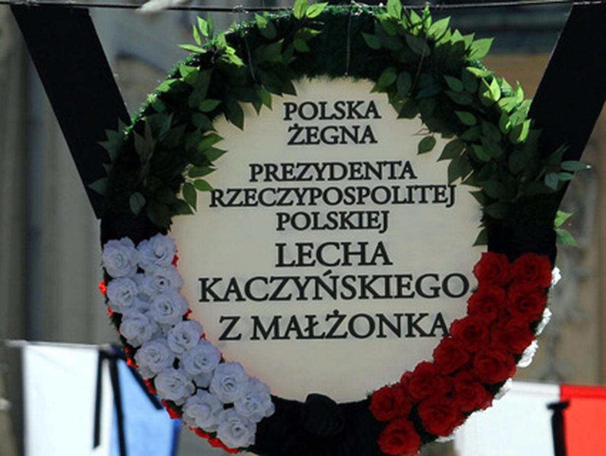 In Warschau nahmen bereits am Samstag Zehntausende Menschen an Trauerfeiern teil. Die Organisatoren hatten mit rund einer Million Trauergästen gerechnet, gekommen waren aber nur knapp 100.000. "Es gibt gewisse Ermüdungserscheinungen durch die Trauerfeiern, die bereits eine Woche dauern", sagte die Soziologin Malgorzata Melchior