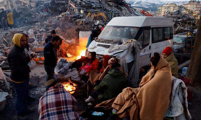 Das Epizentrum des Erdbebens von Montagnacht lag in der türkischen Provinz Kahramanmaraş. Dort ist die Lage nach wie vor verheerend, das Wetter ist kalt. Menschen versuchen sich am Feuer aufzuwärmen. 