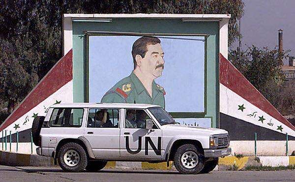 Nach seiner Niederlage im Kuwait-Krieg 1990/91 muss Iraks Machthaber Saddam Hussein einer stregen Überwachung durch UN-Waffeninspektoren zustimmen. Die Inspektoren sind im Irak unterwegs, um dafür zu sorgen, dass das irakische Chemiewaffenarsenal zerstört und nicht heimlich wieder aufgebaut wird. Nach einem Streit zwischen Bagdad und Washington um die Modalitäten der UN-Überwachung ließ US-Präsident Bill Clinton 1998 in der "Operation Desert Fox" mehrere Tage lang irakische Ziele bombardieren. Die UN-Beobachter mussten zuvor abziehen.