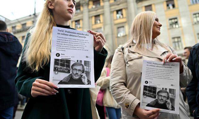 Gedenken an den ermordeten Journalisten Slavko Ćuruvija. Nach den Freisprüchen für die mutmaßlichen Attentäter protestierten Demonstranten in Belgrad.