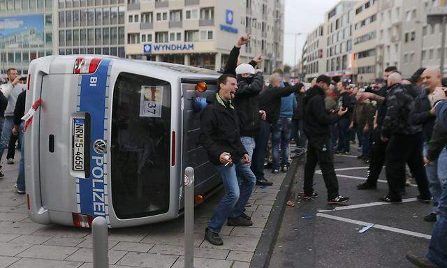 In Köln sah sich die Polizei mindestens 2500 gewaltbereiten Hooligans gegenüber.