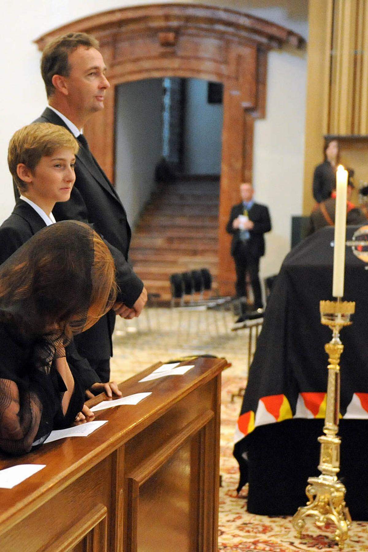 Am Nachmittag des Dienstags trafen die Angehörigen des Verstorbenen vor der Mariazeller Basilika ein. Dort wurden Habsburg und seine im Vorjahr verstorbene Ehefrau Regina aufgebahrt. 400 bis 500 Trauergäste waren eingetroffen. Nach der Messe um 18.30 Uhr folgte die Totenwache.