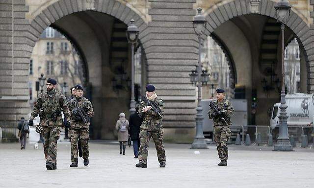 Französische Soldaten patrouillieren vor dem Louvre in Paris.
