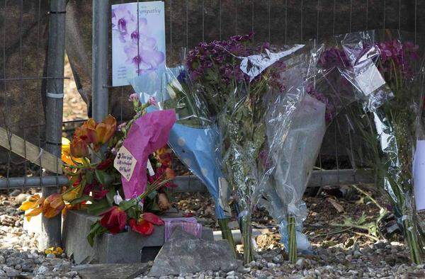 Fans zollten der Tochter von Musiker Bob Geldof mit Blumen Tribut. Die Trauerfeier fand in derselben Kirche statt, in der auch Paula Yates verabschiedet wurde.
