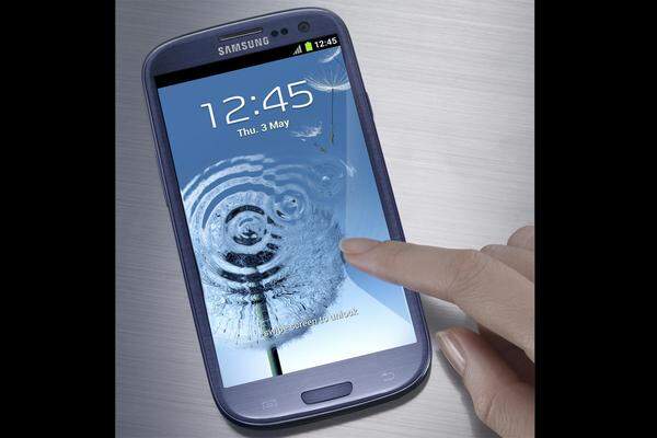 Samsung hat sein neues Galaxy S3 vorgestellt. Wie erwartet, bietet das Gerät einen Quadcore-Prozessor für mehr Rechenleistung und einen größeren Touchscreen als das Vorgängermodell Galaxy S2. Dieses konnte mit 4,3 Zoll Bilddiagonale aufwarten, beim neuen Smartphone sind es gleich 4,8 Zoll bei einer Auflösung von 1280 x 720 Pixel.