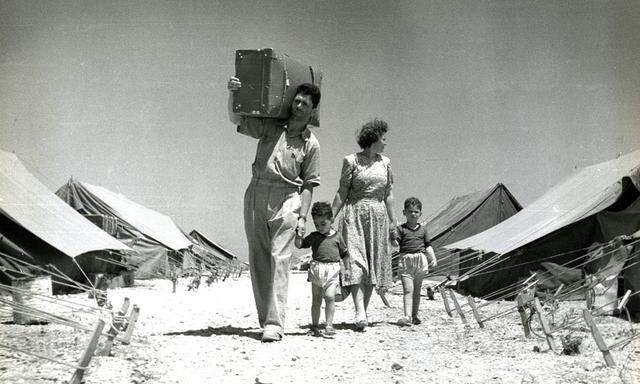 Sie gehörten zu den ersten Pionieren: Eine junge Familie kommt in einem Ma’abarot in Haifa an – so nannte man die israelischen Aufnahmelager der Fünfzigerjahre.