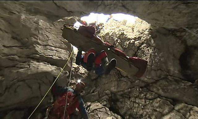 Die letzten Meter: Johann Westhauser ist nach der erfolgreichen Rettung aus der Riesending-Schachthöhle auf dem Weg der Besserung.