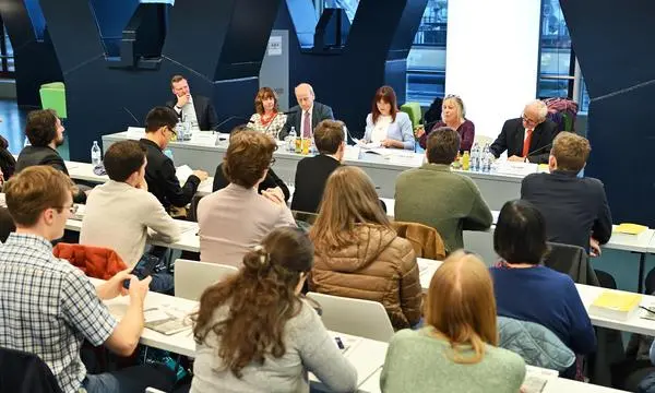 Bis auf den letzten Platz besetzt: Die Diskussion mit Anwalt Wolm, Sozialarbeiterin Kussyk, „Presse“-Moderator Kommenda, Staatsanwältin Wukovits, Professorin Zerbes und Sektionschef Zeder (v.l.n.r.).