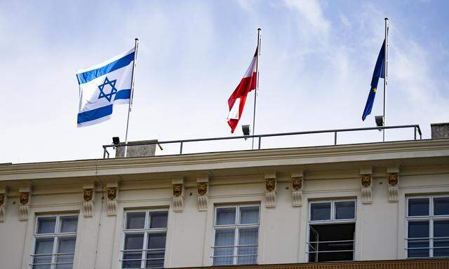 Als Zeichen der Solidarität mit Israel und der israelischen Bevölkerung wurde auf dem Dach des Außenministeriums in Wien die israelische Flagge gehisst. 