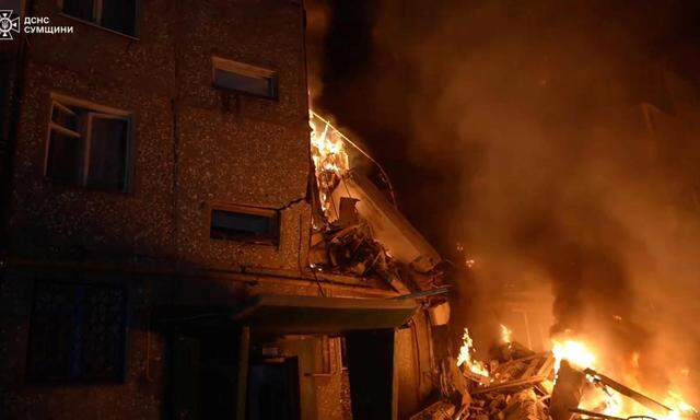Ein Wohnhaus in Sumy steht in Brand.