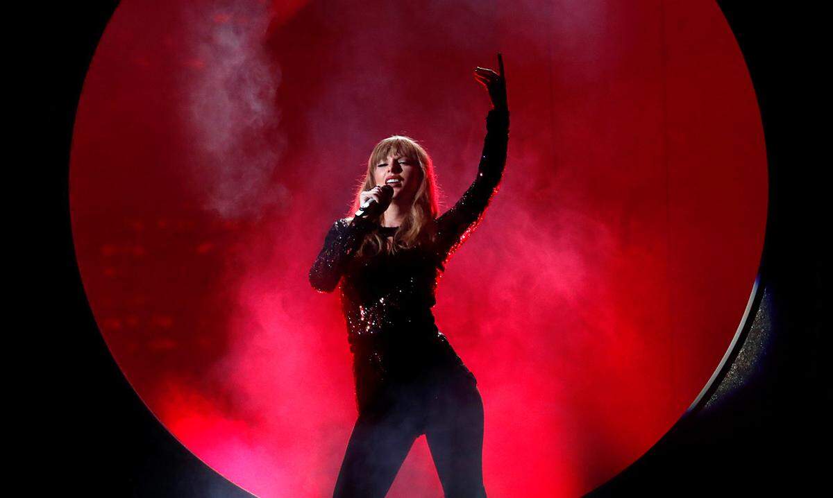 Ihr neues Album "Reputation" wurde allein in der ersten Woche zwei Millionen Mal verkauft. Die dazugehörige Stadion-Tournee führt Taylor Swift bis nach Tokio - und auf Platz zwei der "Forbes"-Bestenliste. Geschätztes Einkommen: 80 Millionen Dollar