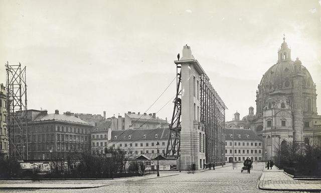 Architektur im Konjunktiv: oben die zur Probe aufgebaute Fassade von Otto Wagners Kaiser Franz-Joseph-Stadt-museum.