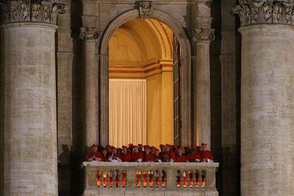 Die Kardinäle haben ihre Pflicht getan. Sie können die Papst-Präsentation vom Nebenbalkon beobachten.