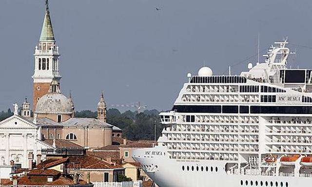 Derzeit noch erlaubt: Kreuzfahrtschiffe fahren bis vor den Markusplatz in Venedig