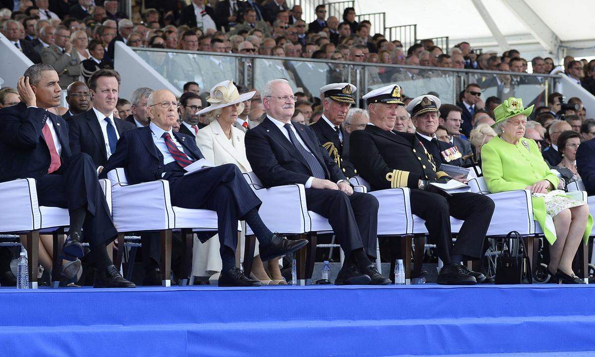 Als 2014 bei einer feierlichen Zeremonie der Alliierten-Landung in der Normandie vor 70 Jahren und ihrer Opfer gedacht wurde, kaute Barack Obama - eben auch in Anwesenheit der Queen - auf der Ehrentribüne Kaugummi. Die Entgleisung brachte dem US-Präsidenten einen Sturm der Entrüstung ein.
