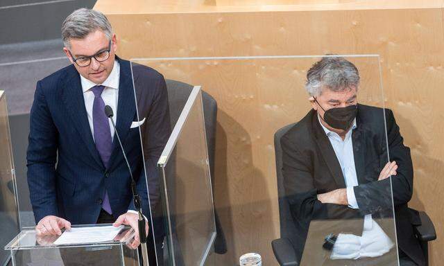 Kaum im Amt, schon darf er sich über den „Meilenstein“ Ökosteuerreform freuen: Finanzminister Brunner (l., ÖVP) mit Vizekanzler Kogler (Grüne)