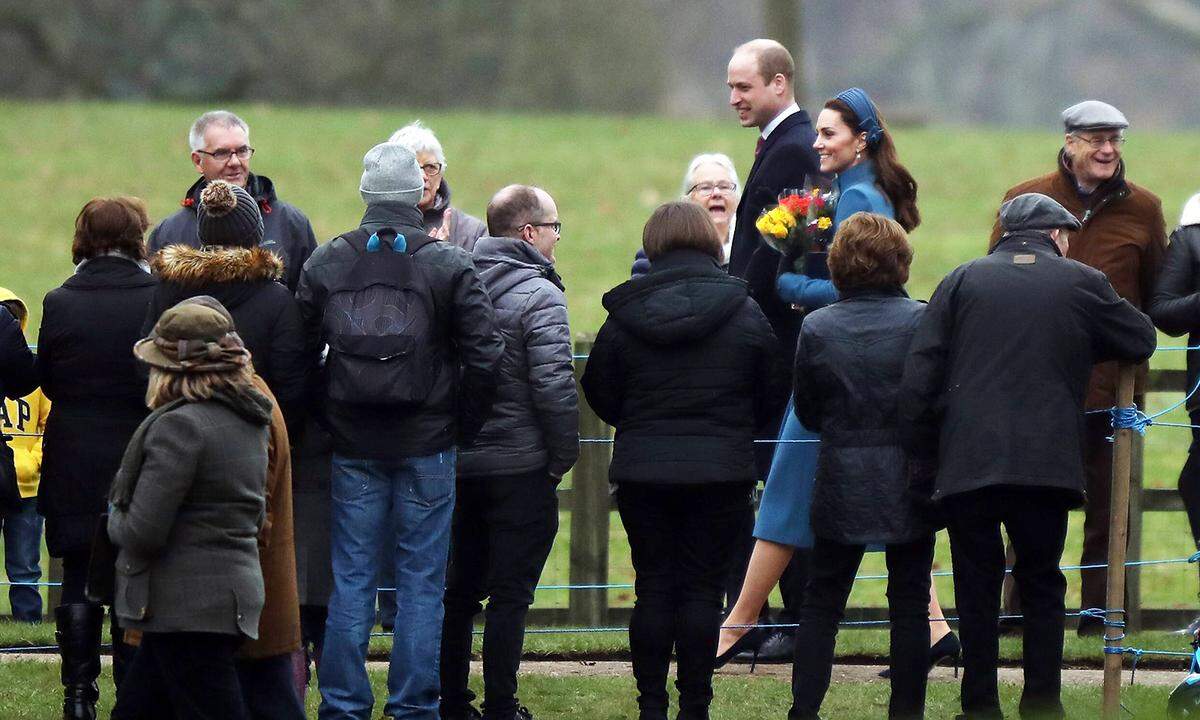 Sein (blaues) Modewunder erlebt gerade ein ganz bestimmtes Accessoire, denn wenn ein Kirchenbesuch endgültig einen neuen Trend unterstreicht, dann ist nicht selten Herzogin Kate daran beteiligt. Zum Dreikönigstag besuchen Prinz William und seine Frau den Gottesdienst in Sandringham – mit auffälligem Kopfschmuck. Während Catherine den blauen Mantel von Catherine Walker letztes Jahr (schwanger und in Norwegen) noch mit dicker Fellmütze kombinierte, scheint sie in letzter Zeit einen Faible für auffällige Haarreife entwickelt zu haben. Ihre Wahl am 6. Jänner: ein breites Haarband von Jane Taylor. So können wir die edle Schmuck-Kombinationen an ihren Ohren gut erkennen: An den diamantbesetzten Ohrringen (von Kiki McDonough) baumeln zusätzlich Perlohrringe (von Annoushka). Die Tasche kommt von Jimmy Choo, die Pumps von Prada.