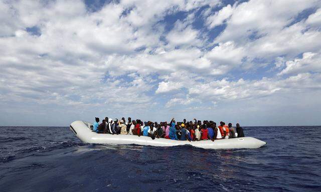 Migranten in Schlauchboot