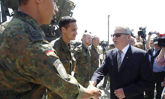 Archivbild: Der deutsche Bundespräsident Joachim Gauck (re.) besuchte die Truppen in Kahramanmaras im April 2014.