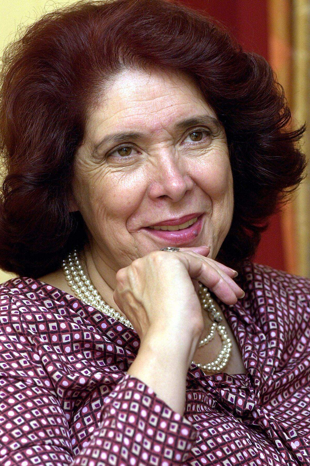 (geb. 1936)Eine Frau, noch dazu eine aus dem arabischen Raum: Die Chancen für Assia Djebar stehen jedes Jahr gut, will doch die Nobel-Jury ihre Ruf loswerden, vor allem Männer aus Europa auszuzeichnen. Trotzdem: Die Autorin aus Algerien ging wieder leer aus.