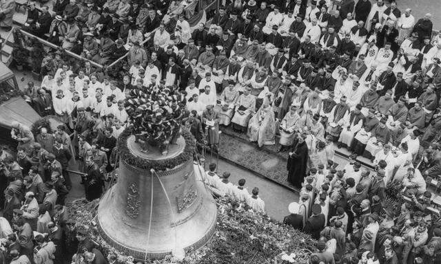Ein Triumphzug für eine Glocke: Die Pummerin kam am 26. April 1952 um 16 Uhr auf dem Stephansplatz in Wien an. 