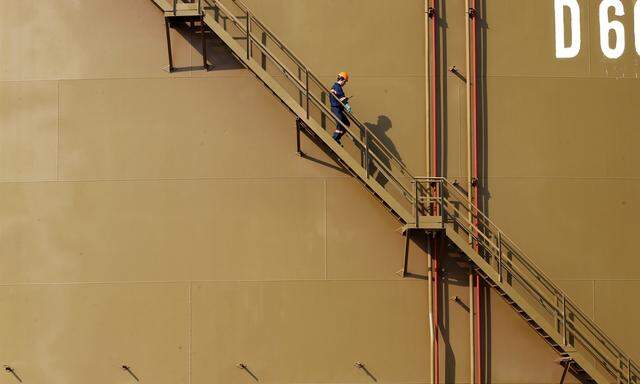 Kommende strenge Umweltanforderungen für Schiffe ziehen in der Ölwirtschaft erste Konsequenzen nach sich. 