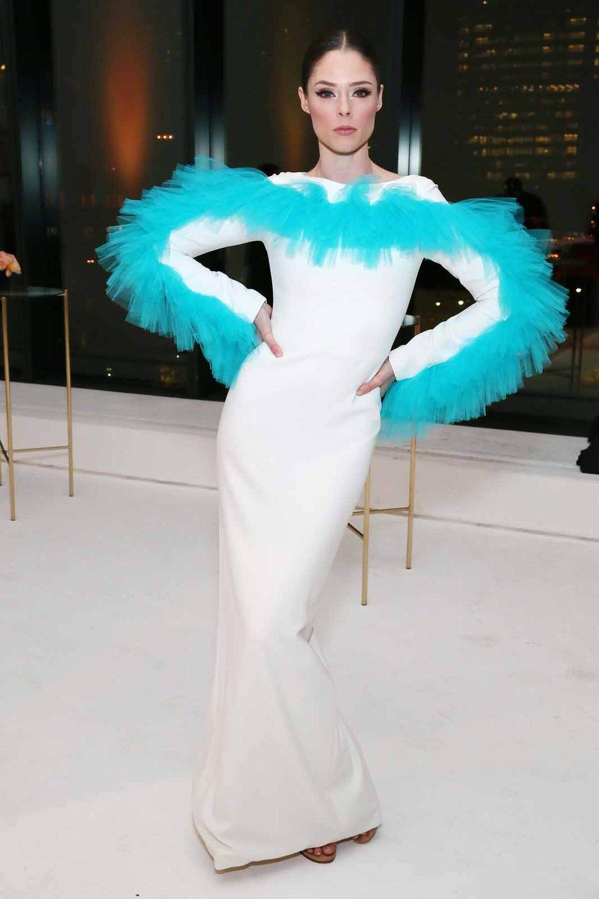 Auffallen wollte Model Coco Rocha. Die 30-Jährige trug ein Kleid von Christian Siriano.
