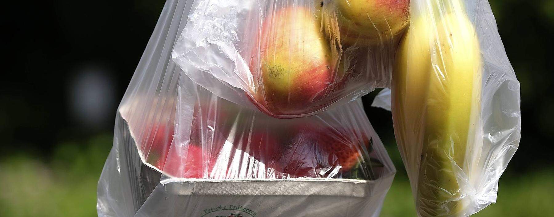 Obst in duennen Plastiktueten aus dem Supermarkt Fotro vom 04 06 19 Der Griff zur duennen Plasti
