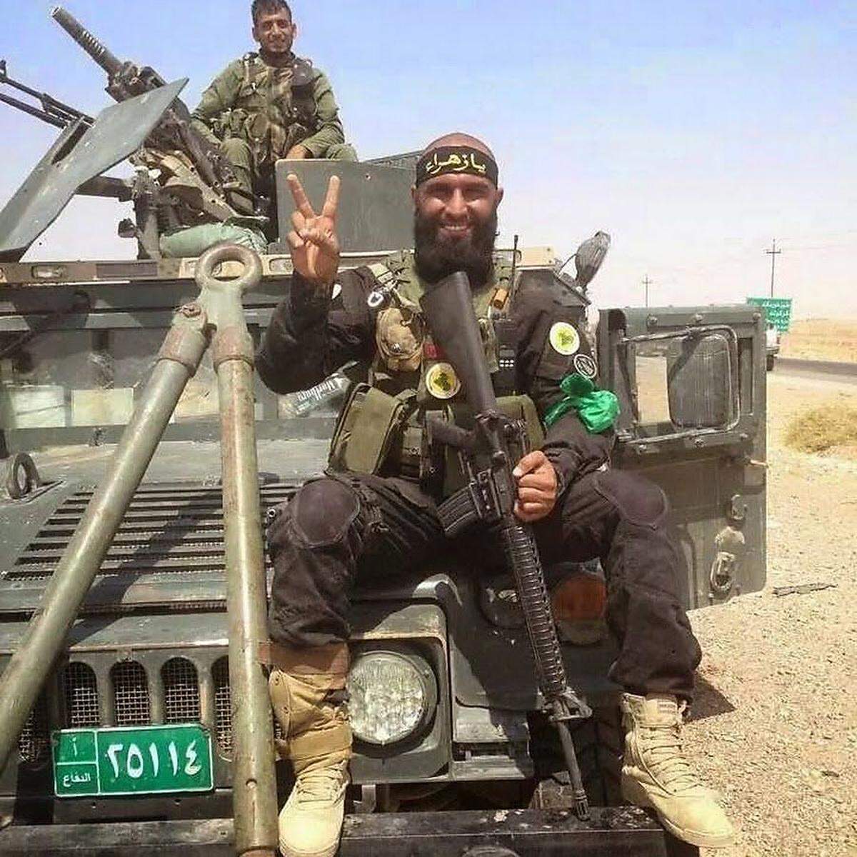 Er ist Mitglied der 2014 gegründeten schiitischen Imam-Ali-Miliz und kämpft gemeinsam mit der Regierungsarmee gegen den "Islamischen Staat" (IS).